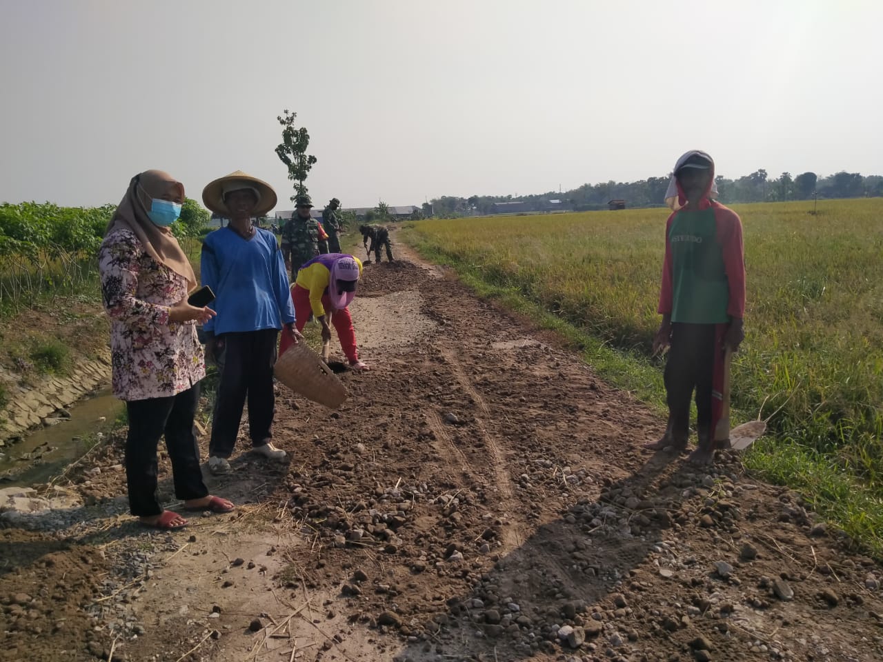 Nur Aini Perangkat Desa. Secangkir Kopi Buat Satgas  TMMD Ke 111 Kodim 0718/Pati