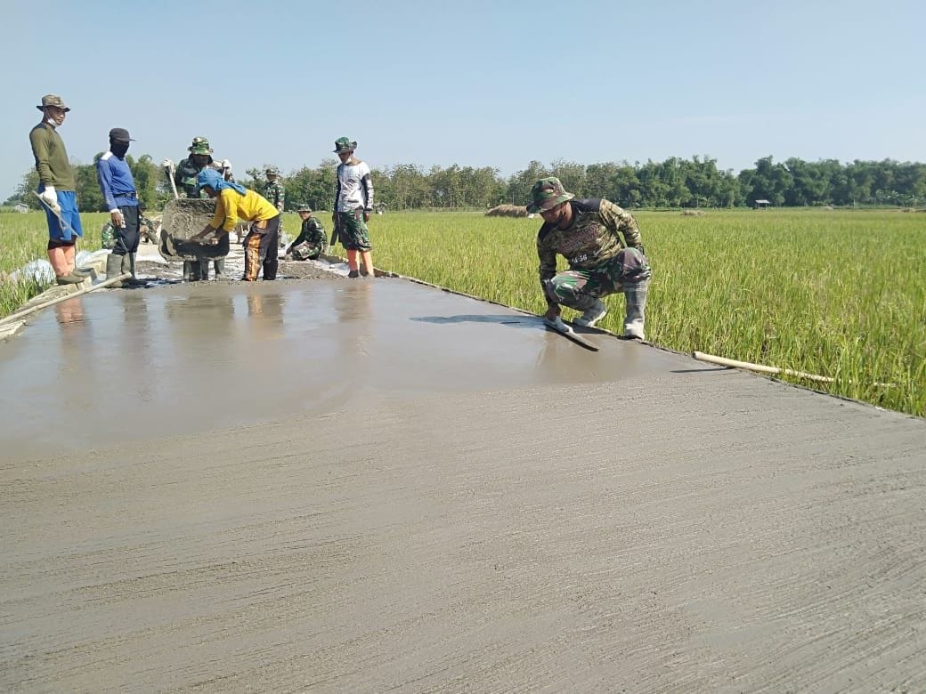 Satgas TMMD Capai 80 Persen Pengecoran Jalan Desa Tamansari