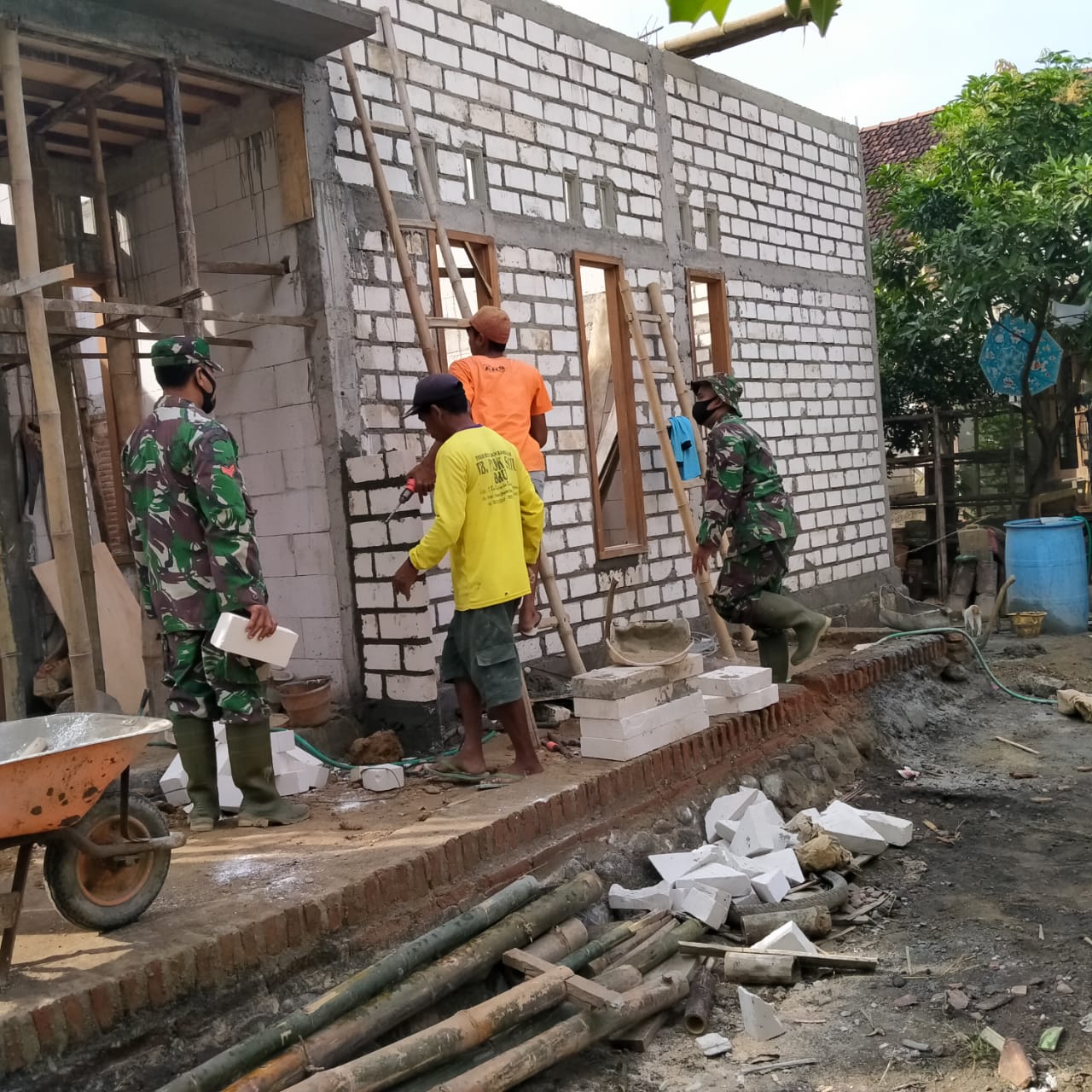 Anggota Satgas TNI Bantu Persipkan Pemasangan Dinding Rumah Milik Sapar(60) Anggota Satgas TNI Bantu Persipkan Pemasangan Dinding Rumah Milik Sapar(60)