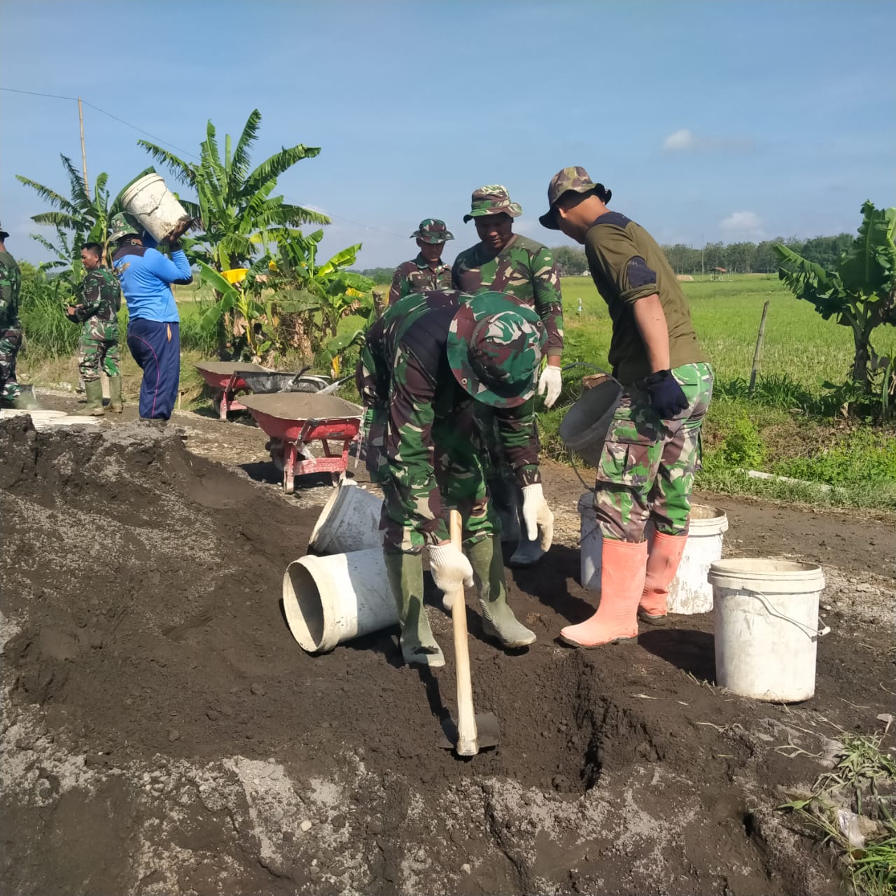 Anggota Satgas TMMD Kodim 0718/Pati Kejar Terus Pembangunan Jalan Desa Tamansari