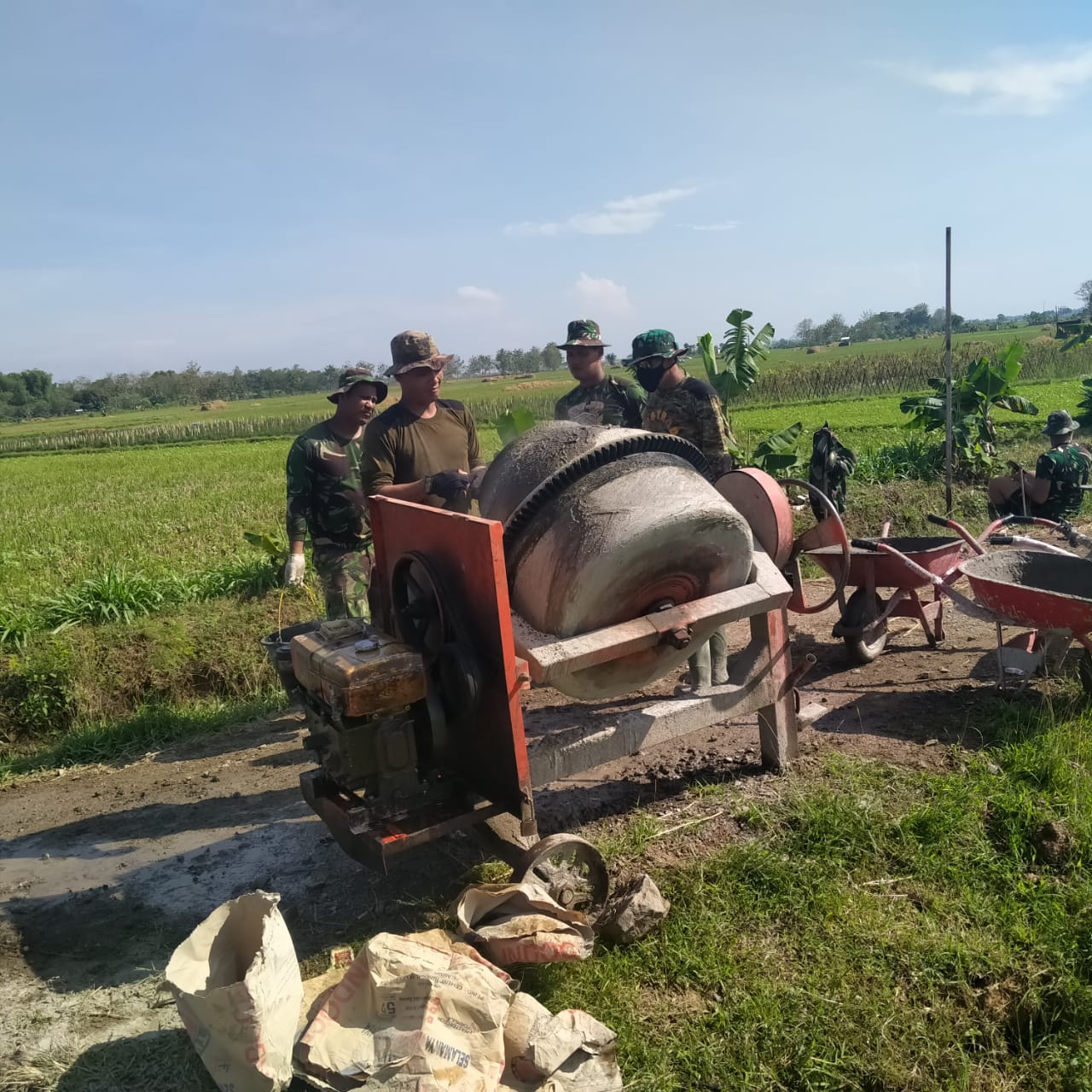 Mahirnya Serda Irfan Mengoperasionalkan Alat Mesin Molen