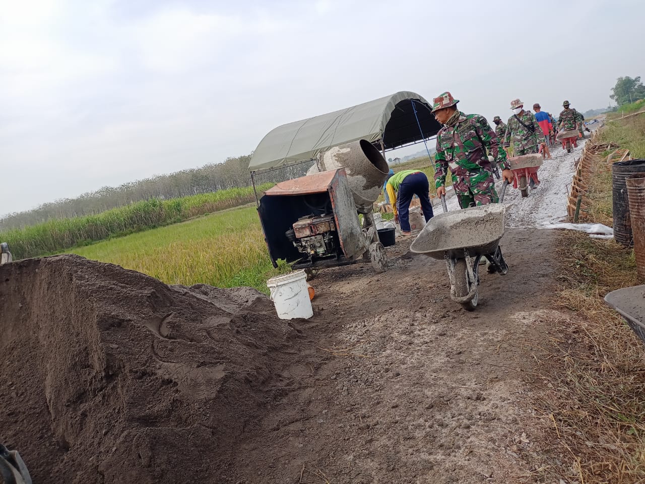 MAJU TERUS PANTANG MUNDUR DORONG ANGKONG