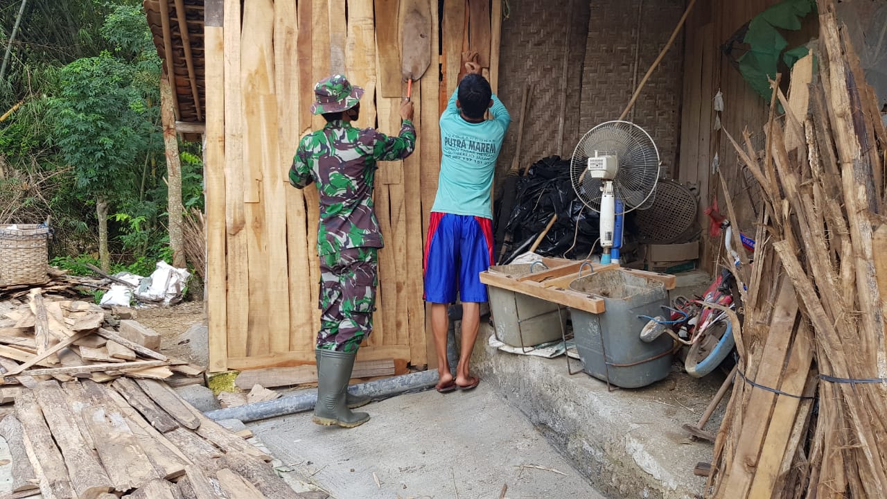 Satgas TMMD Bantu Warga Membenahi Kandang Sapi