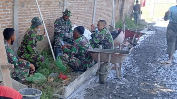 Gunakan Waktu Istirahat Satgas TMMD Atur Strategi Bekerja Gunakan Waktu Istirahat Satgas TMMD Atur Strategi Bekerja