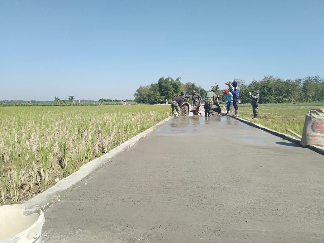 Satgas TMMD Dan Warga Bersama Sama Kebut Pengecoran Jalan