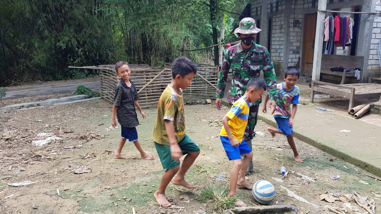 Kedekatan Satgas TMMD Dengan Anak-anak Terjalin Seiring Berjalannya TMMD Kedekatan Satgas TMMD Dengan Anak-anak Terjalin Seiring Berjalannya TMMD