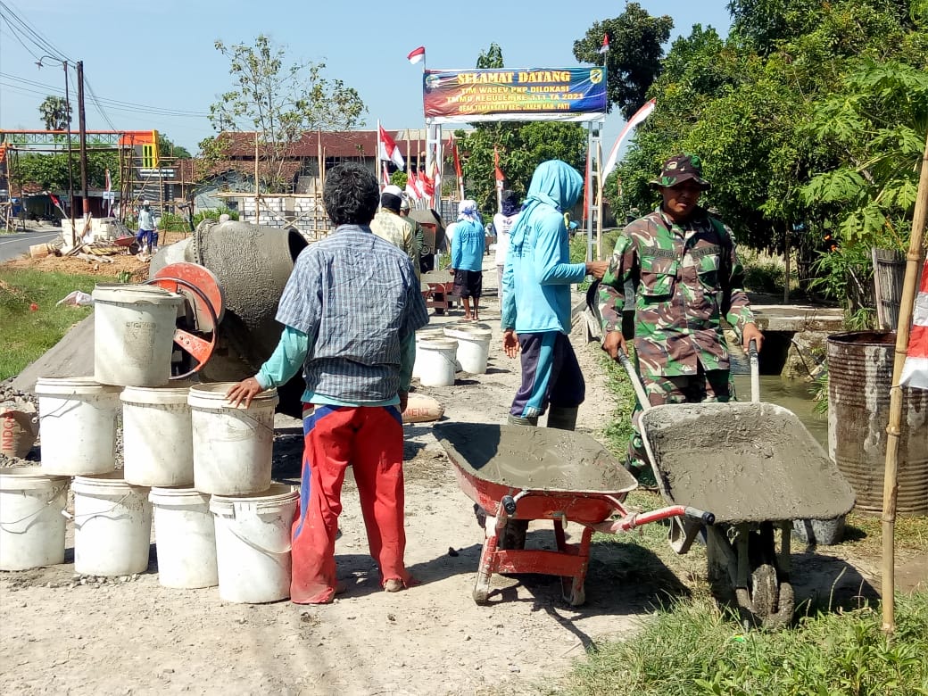 Ember Tersusun Rapi Untuk Mendukung Kelancaran Pengecoran Jalan