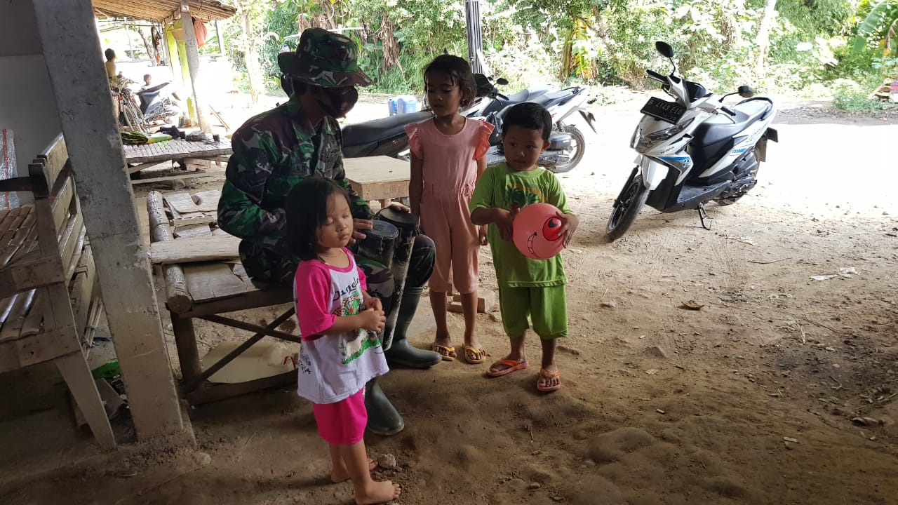 Begini Cara Satgas TMMD Hibur Anak-anak Desa Tamansari Begini Cara Satgas TMMD Hibur Anak-anak Desa Tamansari