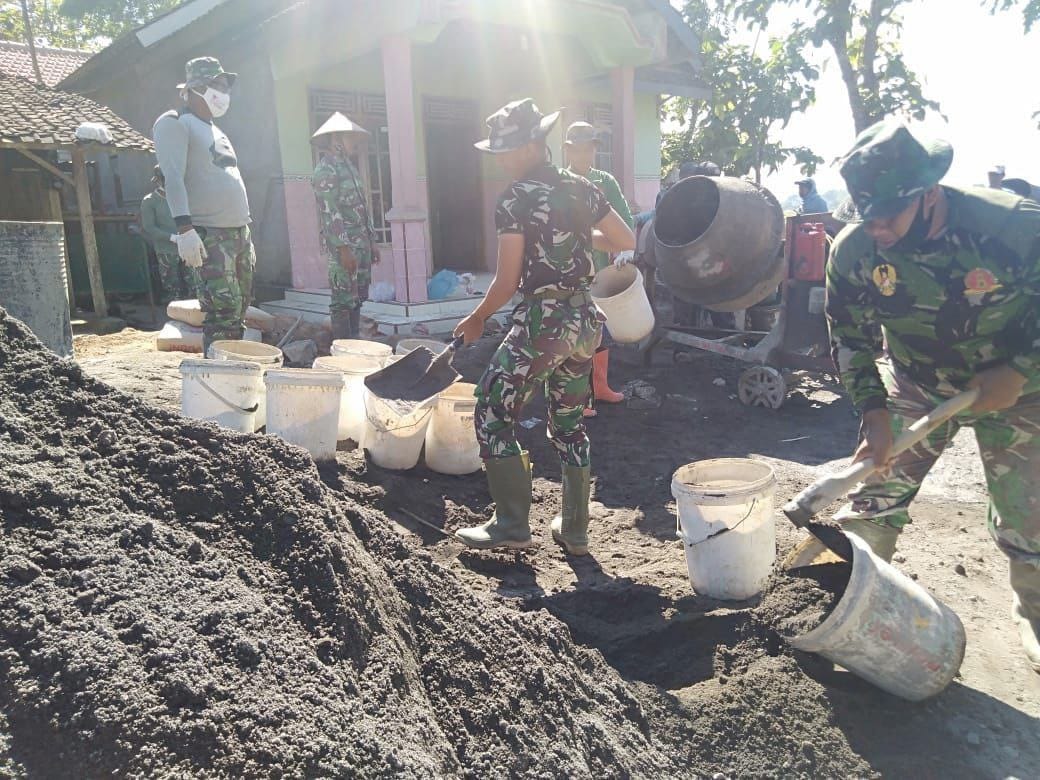 Sampai Menjelang Penutupan TMMD Ember Tetap Menjadi Alat Utama Angkut Pasir