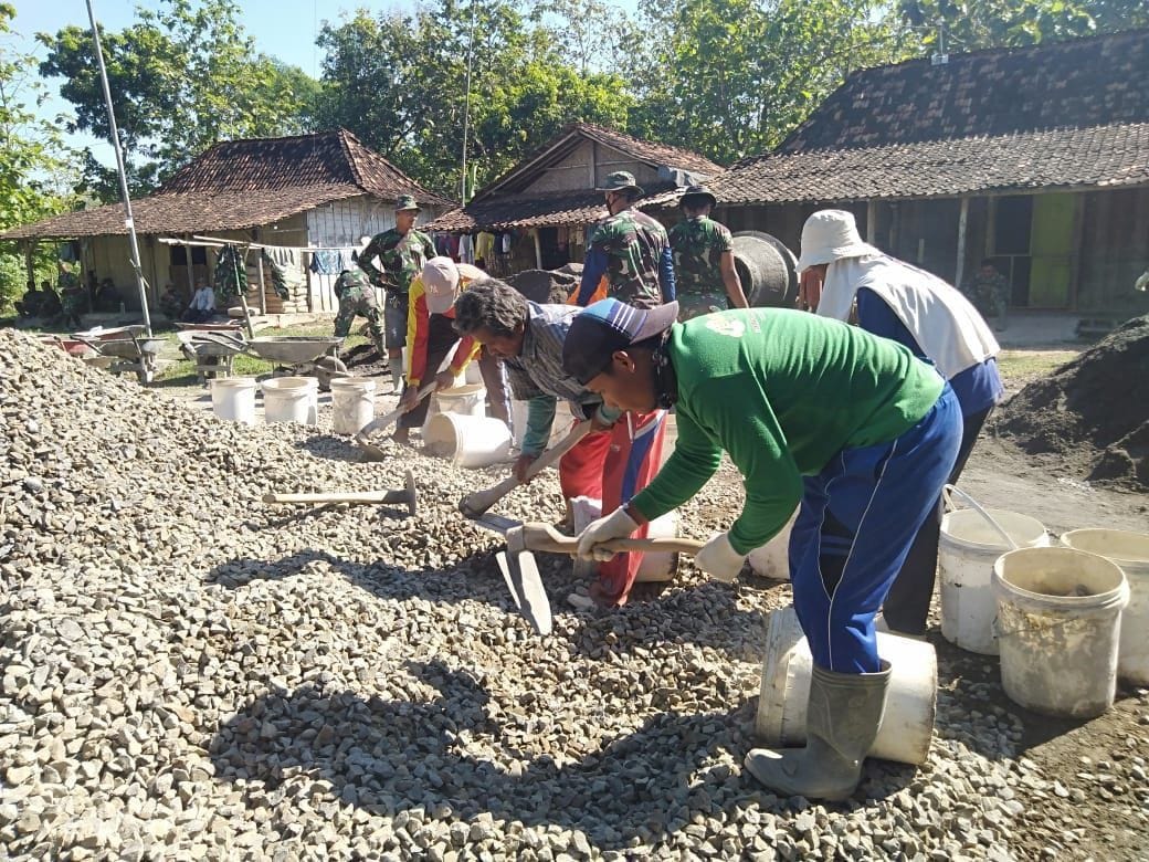 Saling Bahu-membahu Angkat Batu Split Satgas TMMD Dan Warga