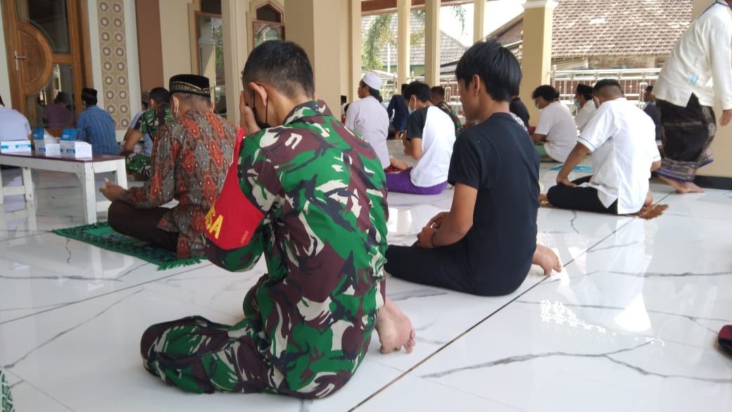 Anggota Satgas TMMD Ibadah Shalat Jumat Bersama Warga