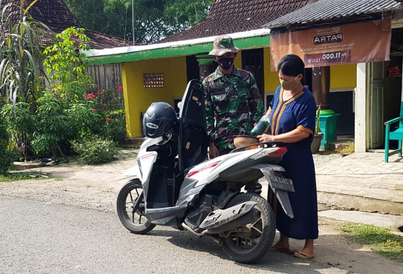 Satgas TMMD Mengisi Bensin Motornya Sebelum Macet Di Jalan Satgas TMMD Mengisi Bensin Motornya Sebelum Macet Di Jalan