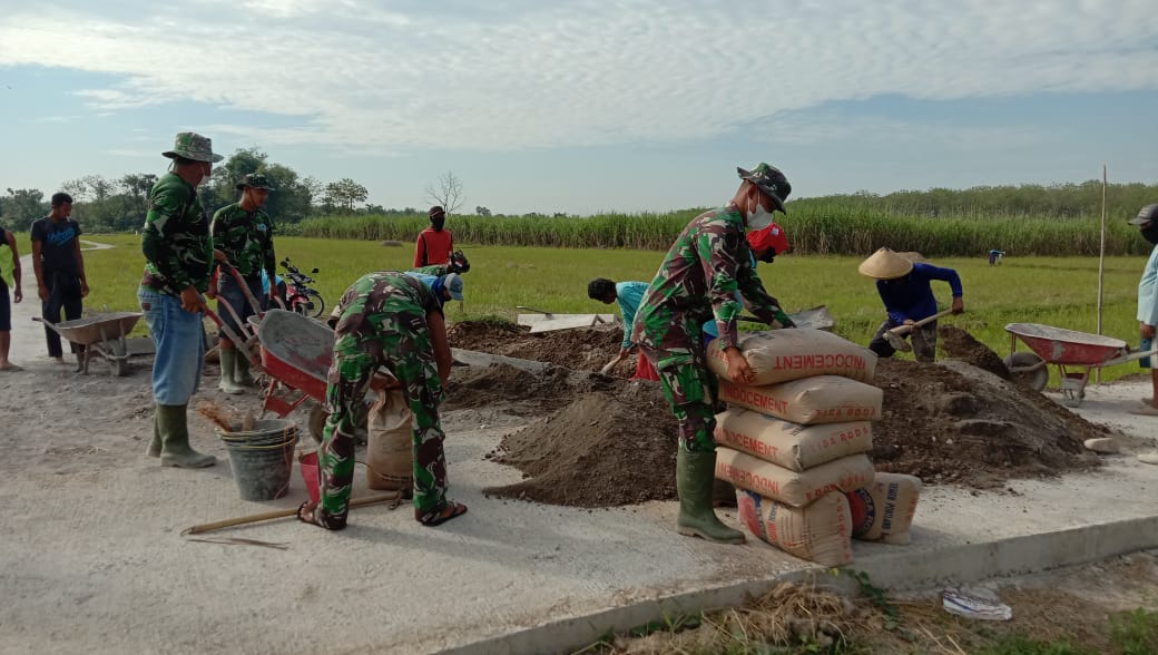 Gotong Royong Percepat Pengerjaan Rabat Beton TMMD Reguler 111