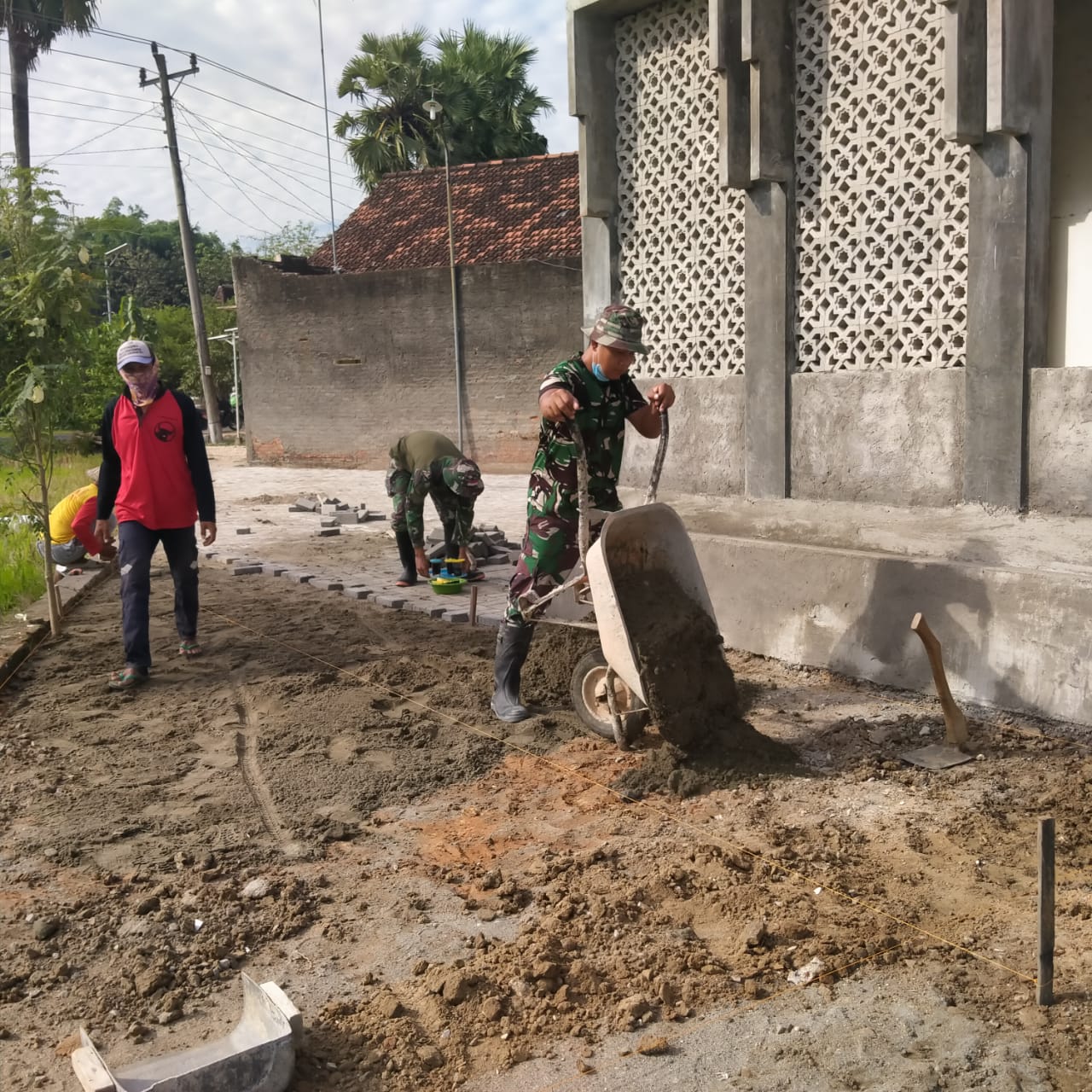 Semangat Kerja Anggota TNI Langsir Pasir Untuk Dasar Pemasangan Batako