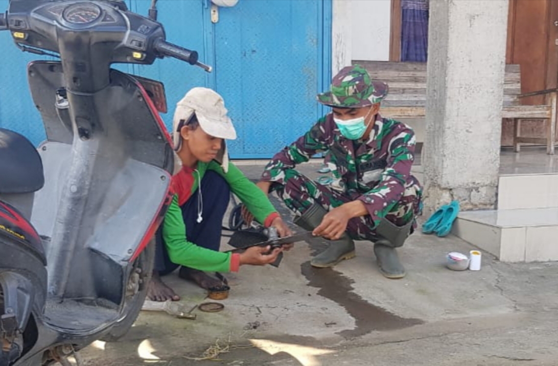 Kompak Satgas Bersama Warga Perbaiki Mesin Rumput Yang Mengalami Gangguan Kompak Satgas Bersama Warga Perbaiki Mesin Rumput Yang Mengalami Gangguan