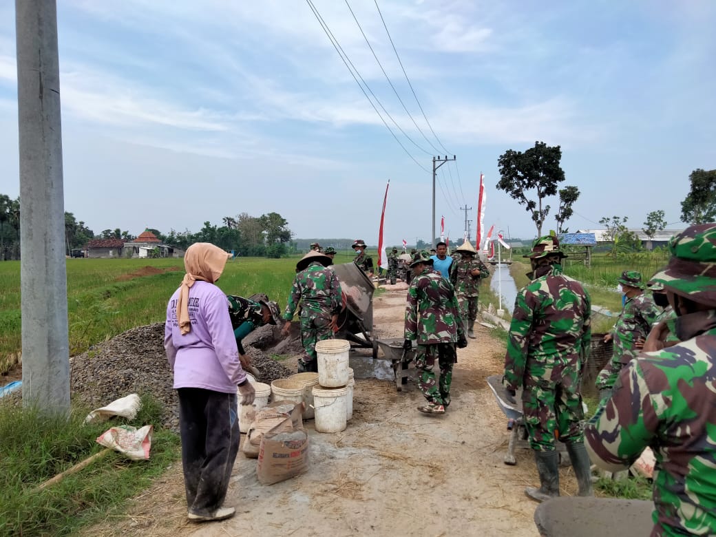 Anggota Satgas TMMD Boleh Istirahat Bergantian, Tetapi Mesin Molen dan angkong Terus Berjalan