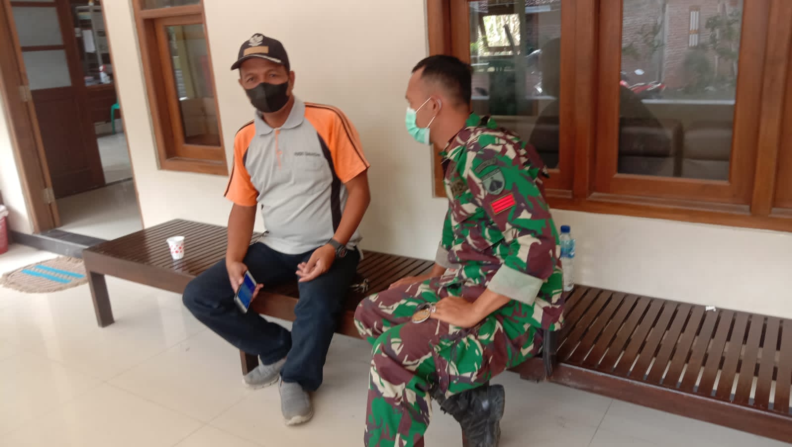 Jalin Silaturahmi Anggota Satgas TMMD 111 Ke Rumah Warga Meski Program Sudah Selesai Jalin Silaturahmi Anggota Satgas TMMD 111 Ke Rumah Warga Meski Program Sudah Selesai