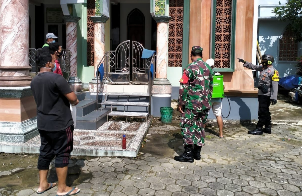 Masjid Baitul Muttaqin Tamansari Rutin Disemprot Cairan Disinfektan Masjid Baitul Muttaqin Tamansari Rutin Disemprot Cairan Disinfektan