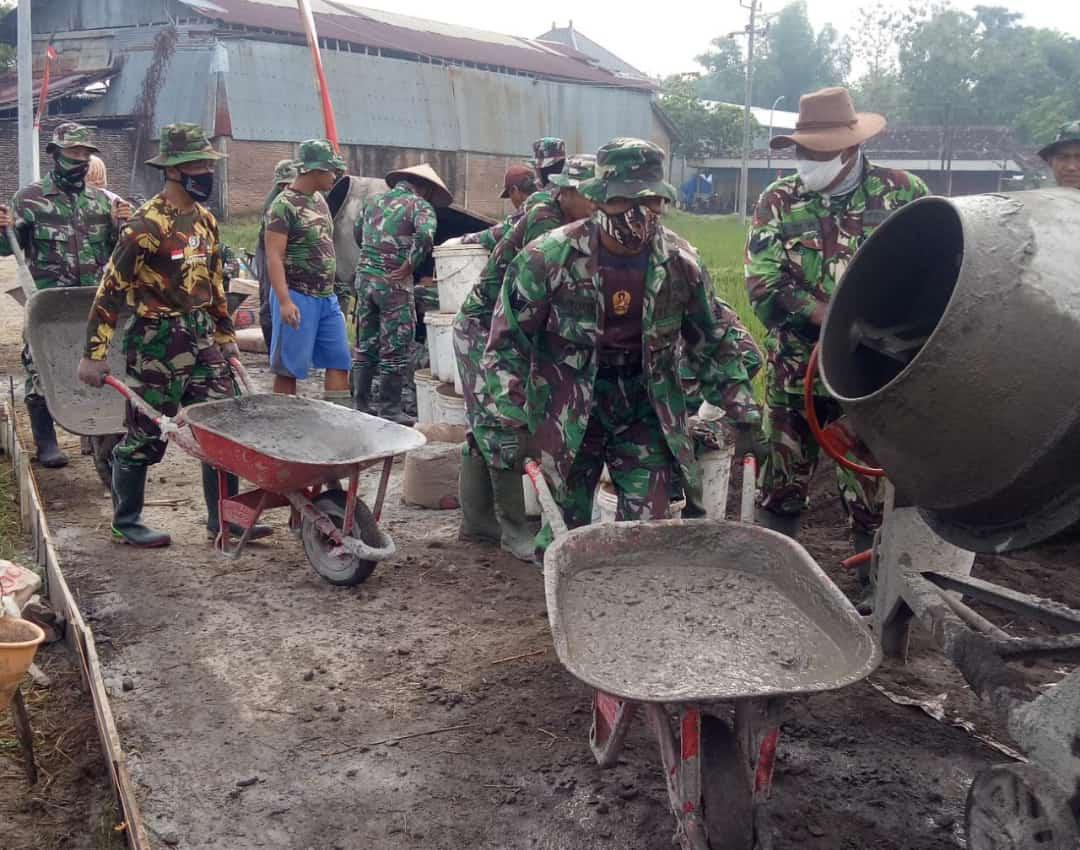 Semangat Serka Amino Luar Biasa Dalam Pengecoran Jalan