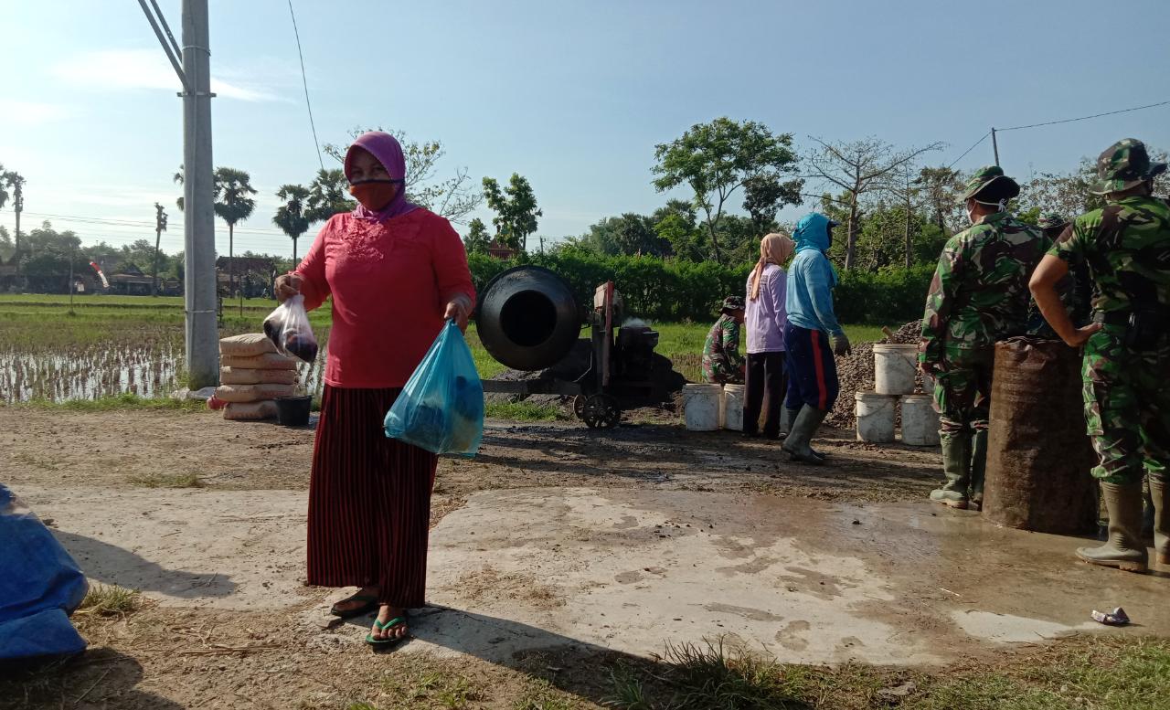Bu Sumi Datang Mengantar Makanan Hati Satgas Dan Warga Senang Bu Sumi Datang Mengantar Makanan Hati Satgas Dan Warga Senang