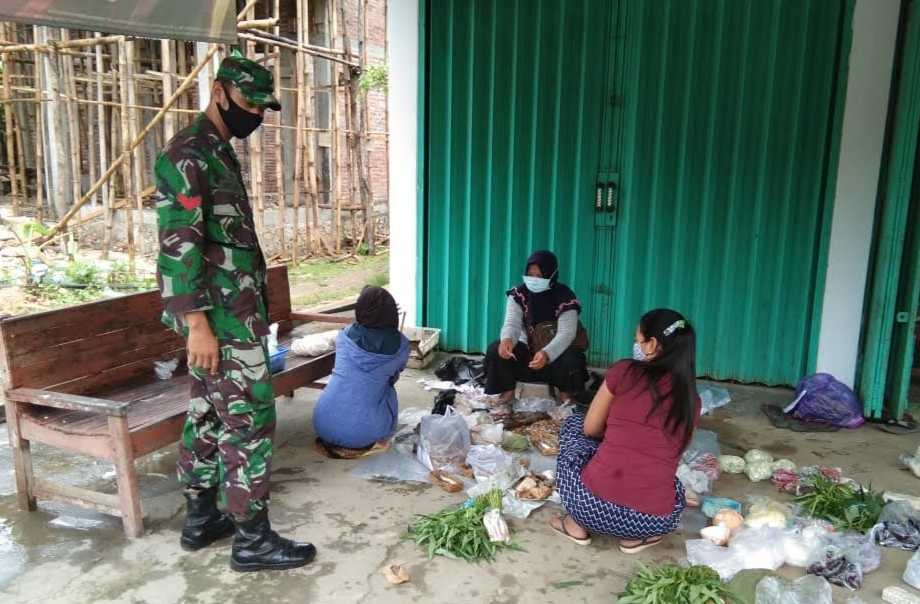 Kopral Joko Sasar Pedagang Sayuran Tertibkan Prokes