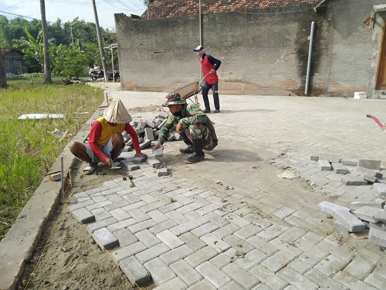 Pemasangan Paving blok Terus Dikebut TMMD Tamansari