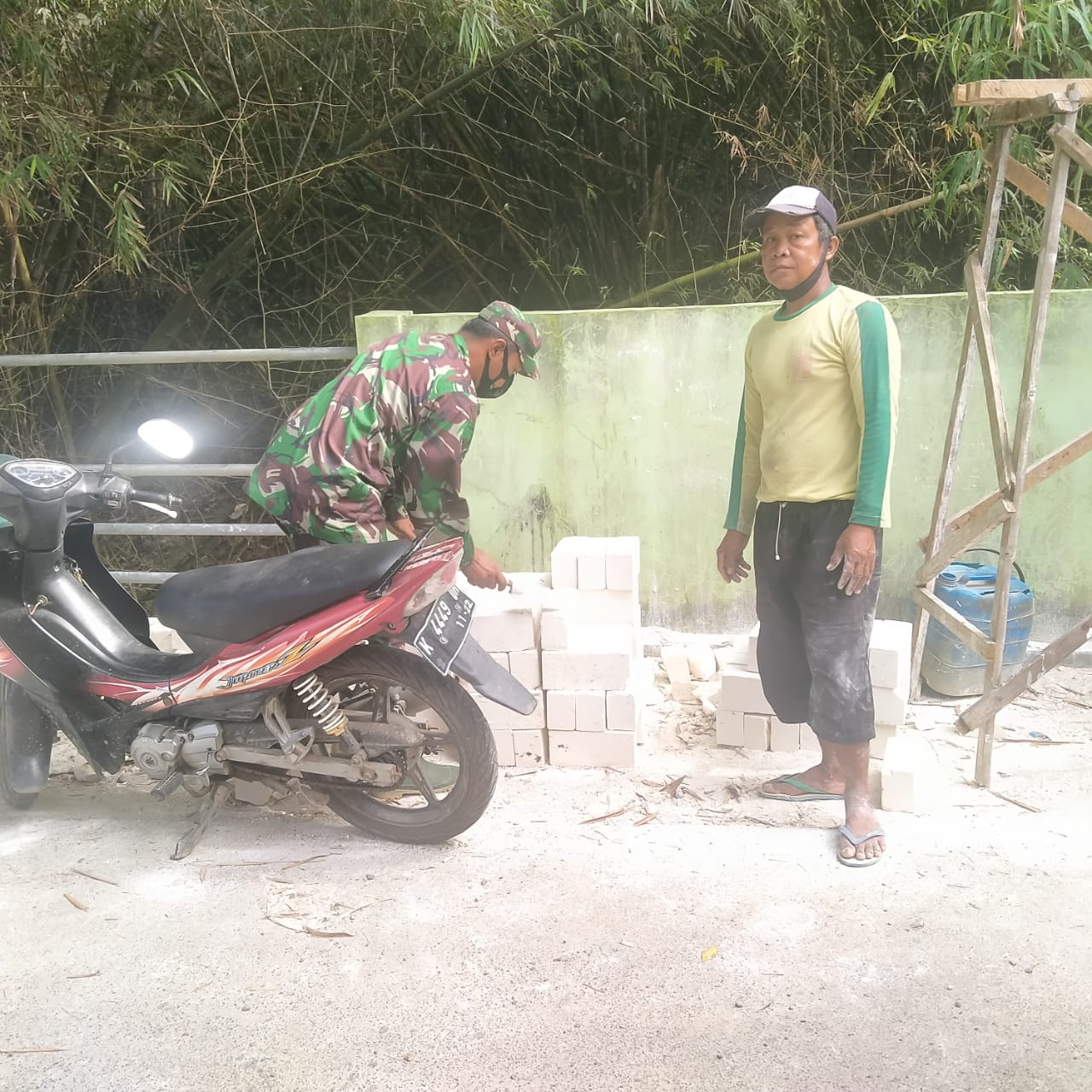 Anggota TNI Bantu Percepat Pembangunan RTLH Milik Warga Desa Tamansari Anggota TNI Bantu Percepat Pembangunan RTLH Milik Warga Desa Tamansari