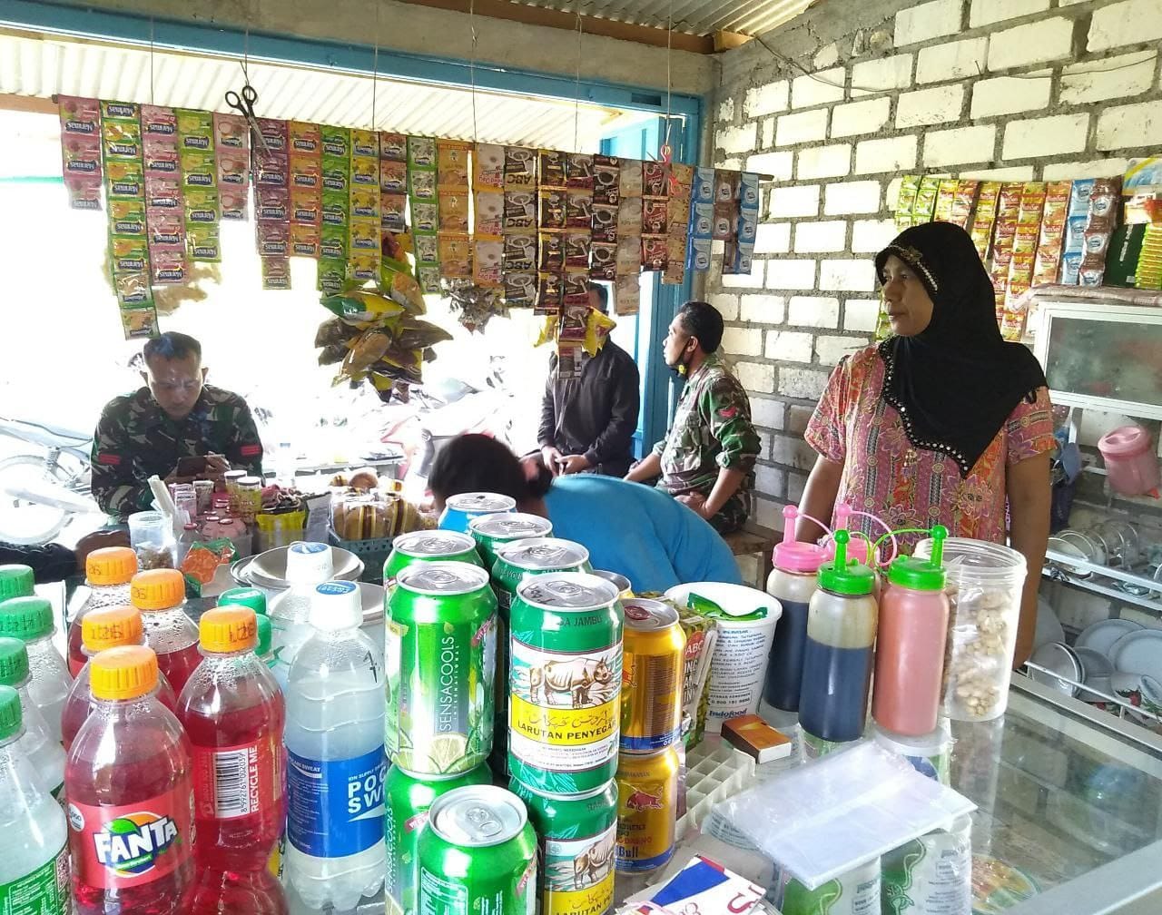 Anggota Satgas TMMD 111 Silaturahmi dengan Warga Diwarung Sulastri