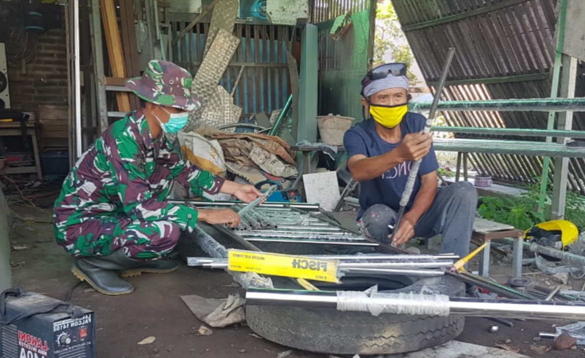 Belajar Kepada Pengrajin Logam, Satgas TMMD Tak segan-segan Menimba Ilmu Belajar Kepada Pengrajin Logam, Satgas TMMD Tak segan-segan Menimba Ilmu