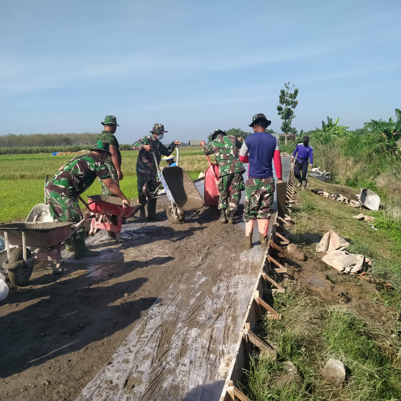 Roda-Roda Angkong Berpacu Dengan Waktu dan Pekerjaan Di Lokasi TMMD