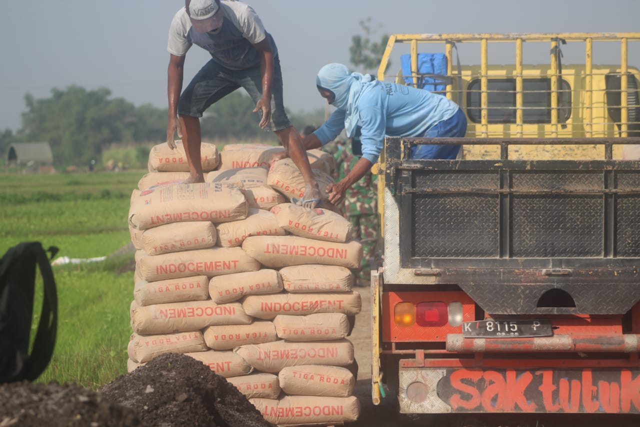 Stok Semen Ditambah Untuk Mendukung Progres Betonisasi Jalan Stok Semen Ditambah Untuk Mendukung Progres Betonisasi Jalan
