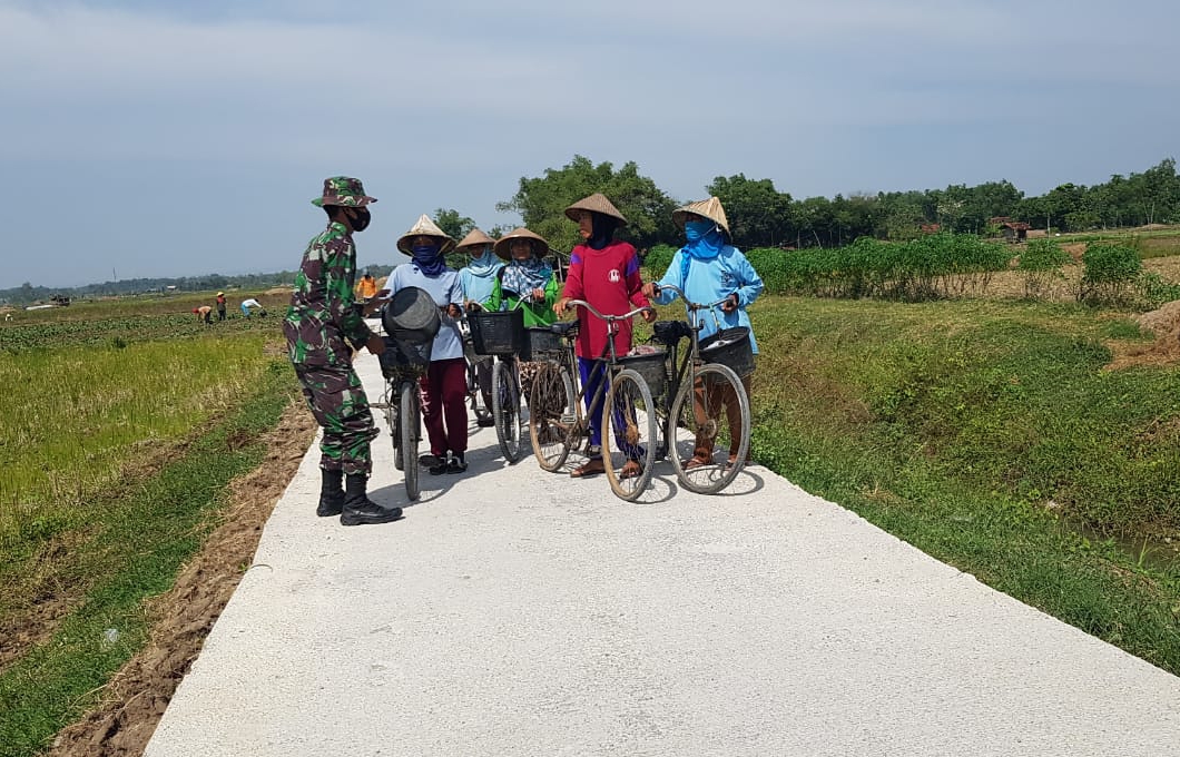 Emak-emak Warga Desa Tamansari Sudah Mulai Menikmati Jalan Baru