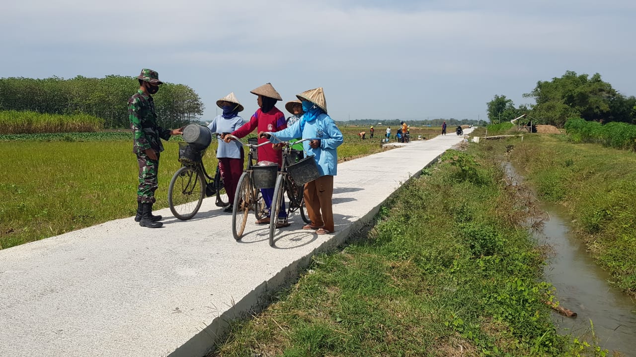 Rutinitas Ibu-ibu Desa Tamansari Terbantu Dengan Adanya Jalan Betonisasi Rutinitas Ibu-ibu Desa Tamansari Terbantu Dengan Adanya Jalan Betonisasi