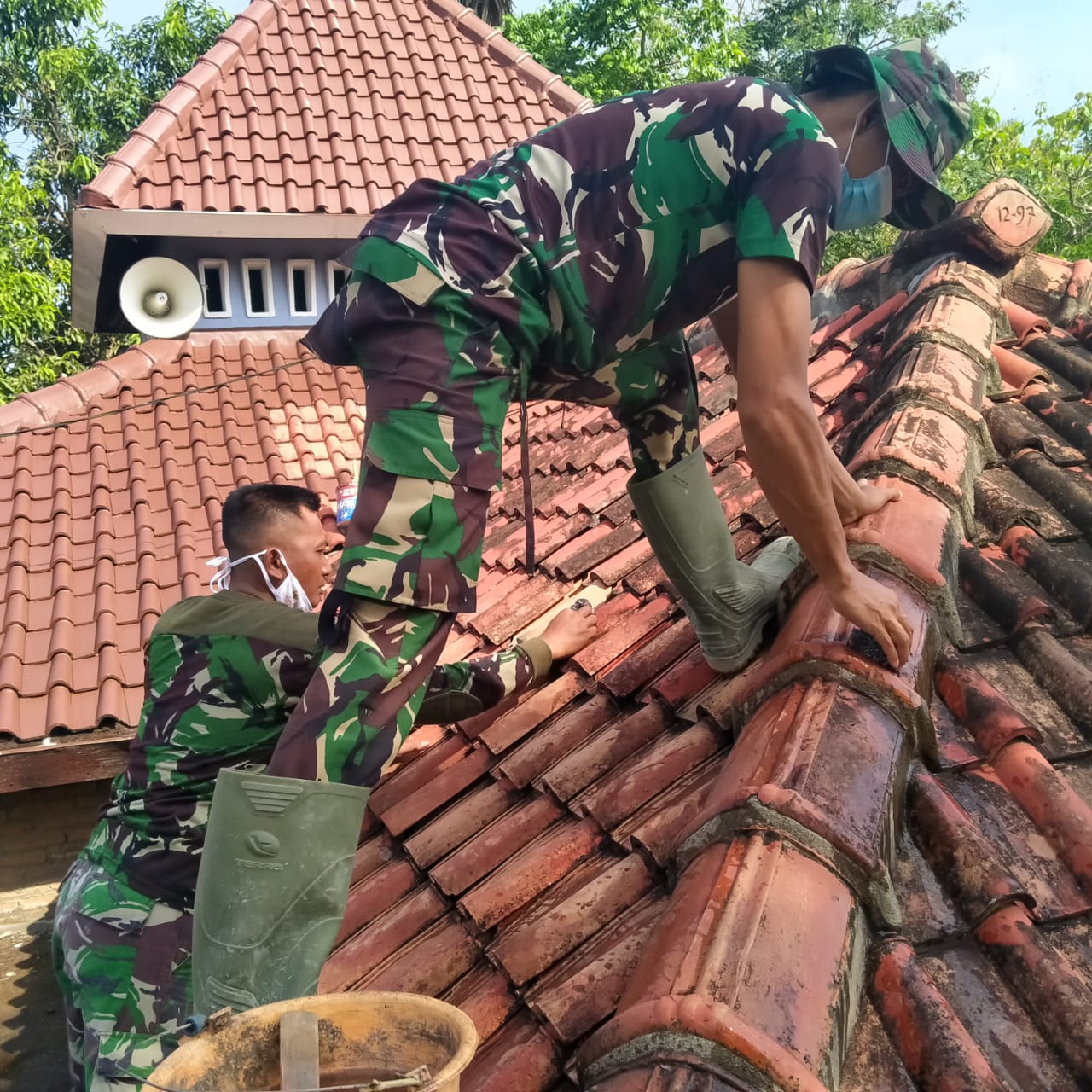 Semangat Anggota TNI Bersihkan Genteng Masjid Baitul Muttaqin Sebelum Pengecatan Semangat Anggota TNI Bersihkan Genteng Masjid Baitul Muttaqin Sebelum Pengecatan