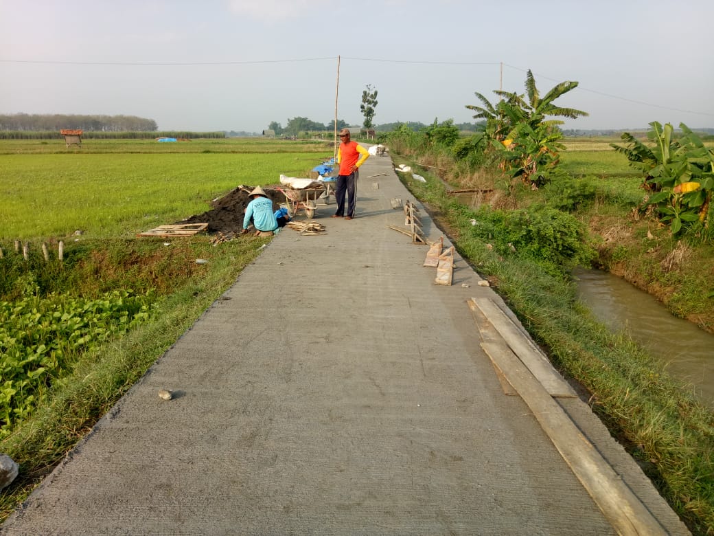 Jalan Rabat Beton Yang Dinyatakan Sudah Kuat Tetap Dalam Perawatan