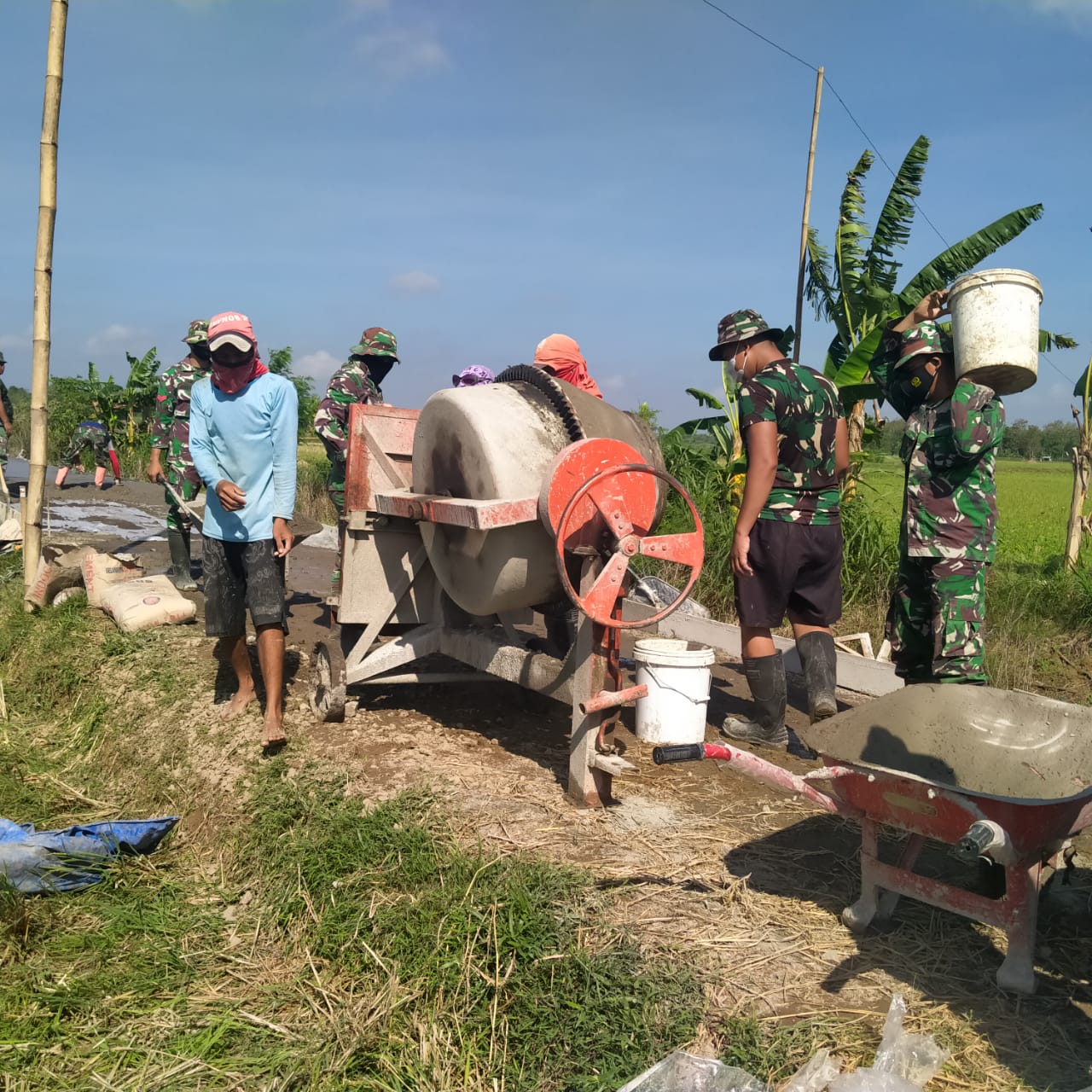 Tidak Biarkan Rasa Jenuh Berkuasa, Anggota Satgas TMMD Tetap Semangat Dalam Bekerja Tidak Biarkan Rasa Jenuh Berkuasa, Anggota Satgas TMMD Tetap Semangat Dalam Bekerja