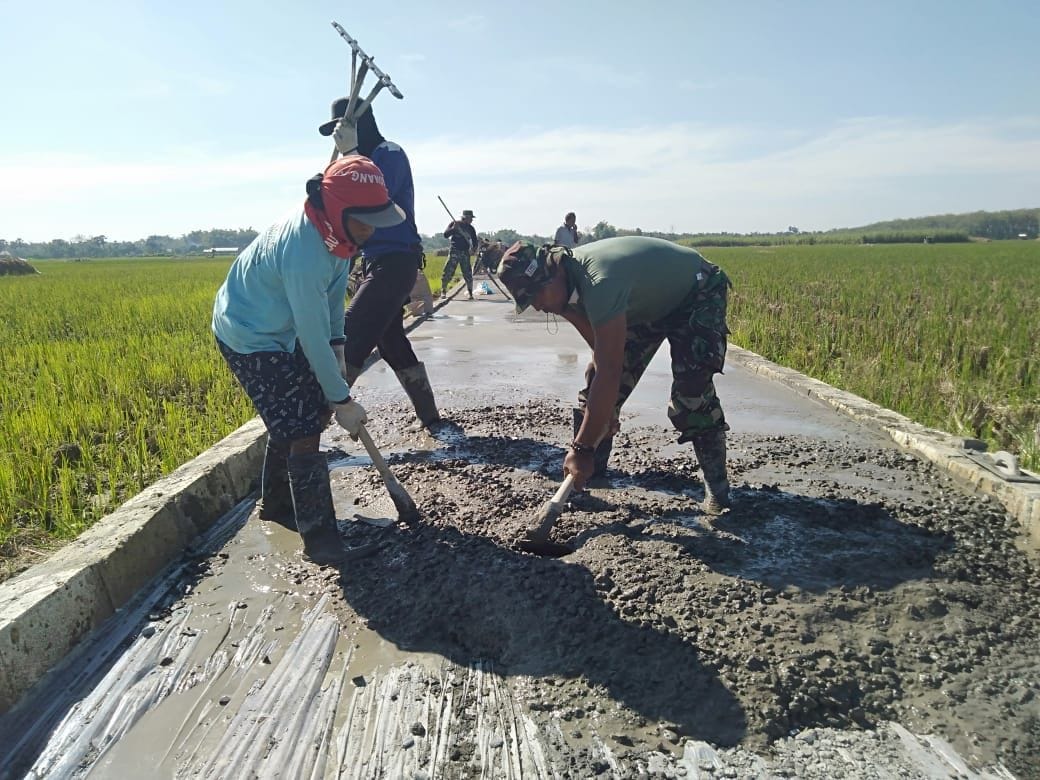 Pengecoran Jalan Terus Dikebut Bersama Satgas TMMD Dan Warga