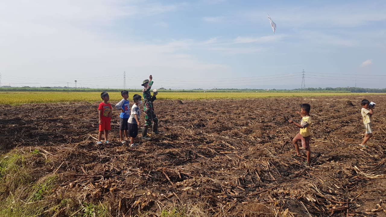 Salah Satu Kenangan Yang Tersisa Antara Satgas TMMD Bersama Aanak-Anak Desa Tamansari Salah Satu Kenangan Yang Tersisa Antara Satgas TMMD Bersama Aanak-Anak Desa Tamansari