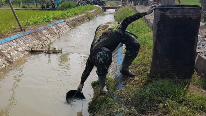 Air Saluran Irigasi Sangat Berperan Selama Proses Pekerjaan Jalan Betonisasi Hingga Selesai Air Saluran Irigasi Sangat Berperan Selama Proses Pekerjaan Jalan Betonisasi Hingga Selesai