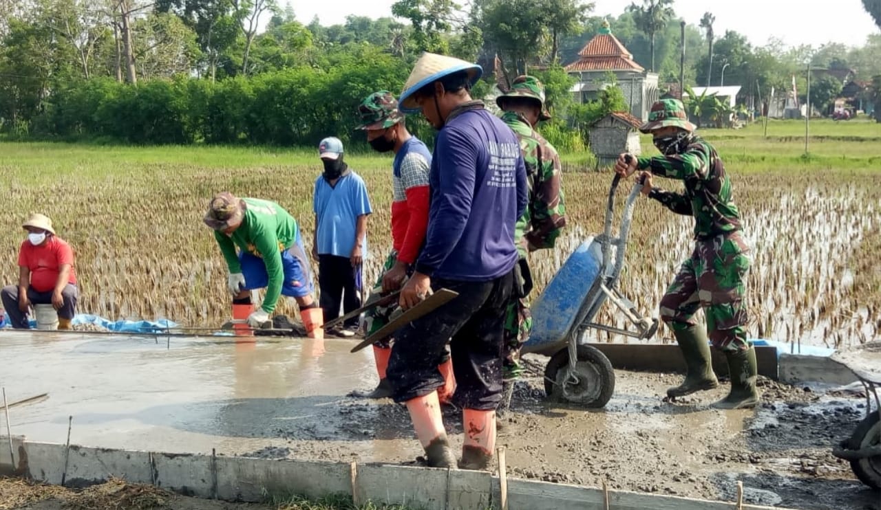 Dengan Ketebalan 17 cm Betonisasi Jalan Desa Tamansari Makin Mantab Dengan Ketebalan 17 cm Betonisasi Jalan Desa Tamansari Makin Mantab