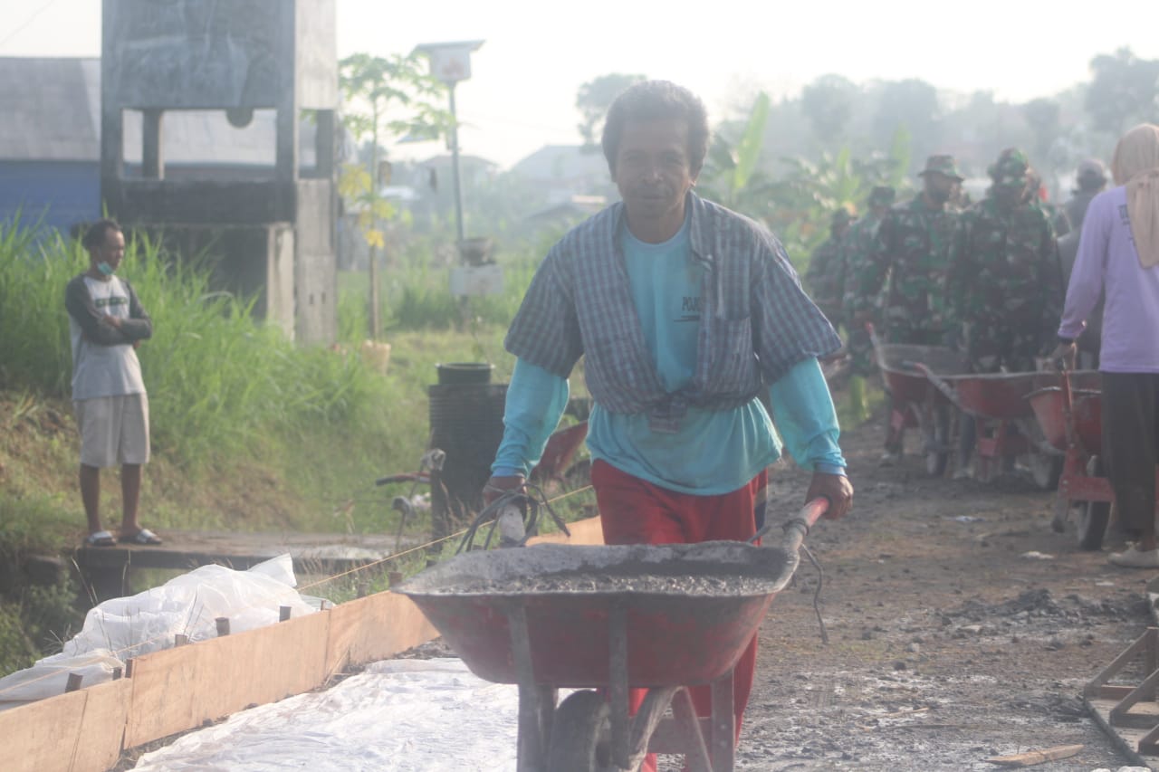 Demi Desanya, Aminuddin Semangat Bergabung Dengan Tim Betonisasi Jalan Demi Desanya, Aminuddin Semangat Bergabung Dengan Tim Betonisasi Jalan