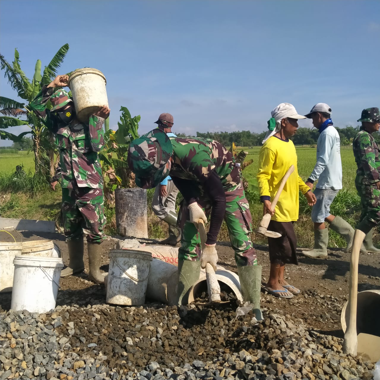 Guna Mengejar Hasil Kerja Maksimal, TNI Dan Warga Super Semangat Saat Bekerja