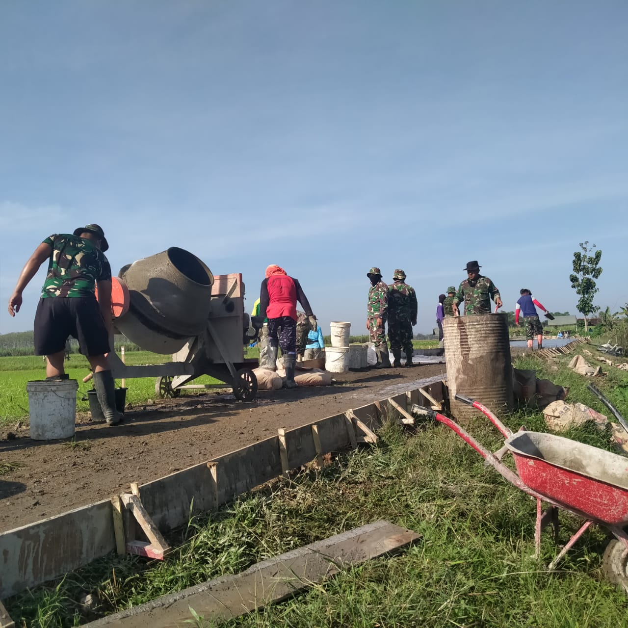Profesionalitas Kerja Adalah Fokus Dengan Bagian Sektor Kerja Masing-Masing, Profesionalitas Kerja Adalah Fokus Dengan Bagian Sektor Kerja Masing-Masing,