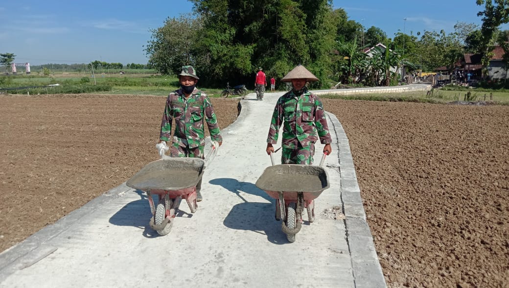 Keberadaan Alat Angkong Sangat Menunjang Pengerjaan Rabat Beton Jalan TMMD Reguler Ke-111