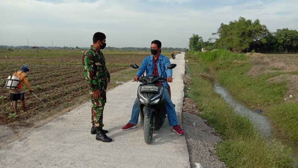 Jalan Rabat Beton Karya TMMD Reguler 111 Kodim 0718/Pati Memberikan Kemudahan Mobilisasi Warga Setempat. Jalan Rabat Beton Karya TMMD Reguler 111 Kodim 0718/Pati Memberikan Kemudahan Mobilisasi Warga Setempat.