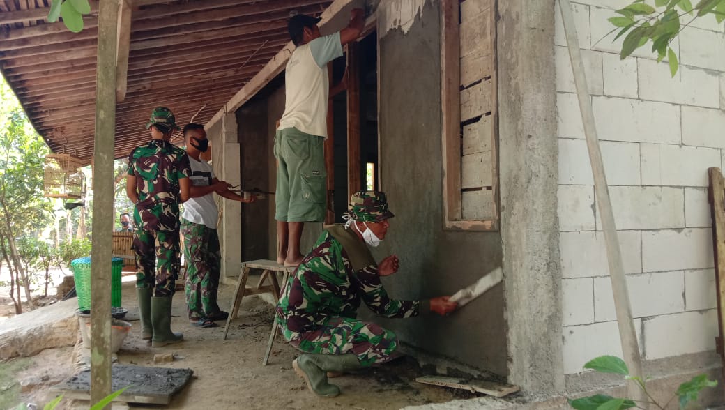 Anggota Satgas TMMD Reguler 111 Kebut Pengerjaan RTLH Rusnawi Anggota Satgas TMMD Reguler 111 Kebut Pengerjaan RTLH Rusnawi