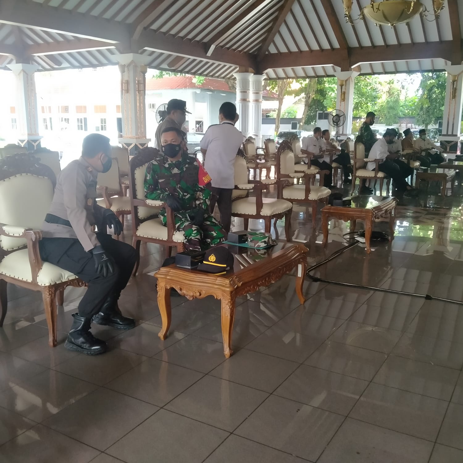Sinergitas TNI-Polri Tampak Dalam Bincang Antara Danramil Dan Kapolsek Jaken Sinergitas TNI-Polri Tampak Dalam Bincang Antara Danramil Dan Kapolsek Jaken