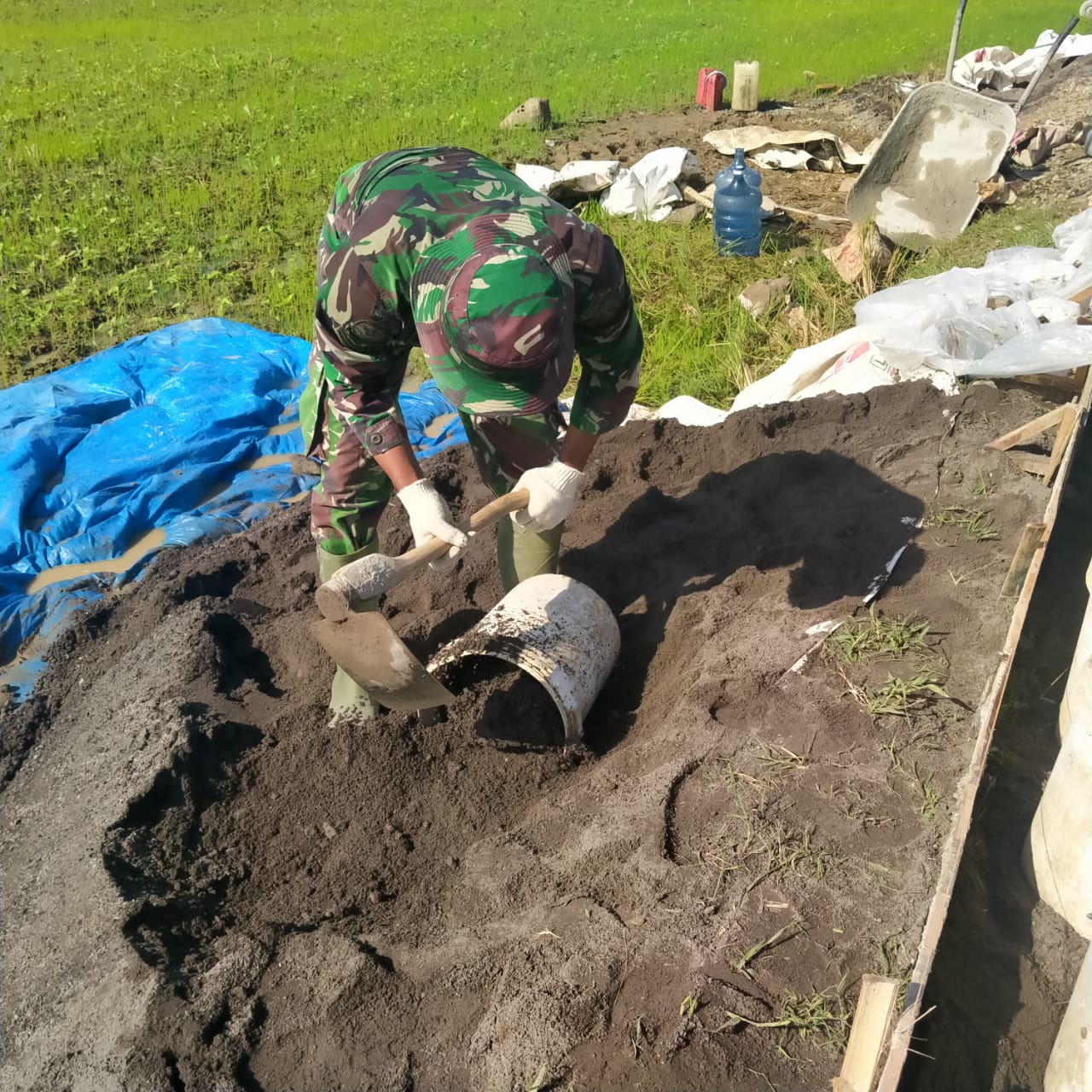 Pantang Menyerah, Anggota Satgas TMMD Kodim 0718/Pati Kebut Pekerjaan