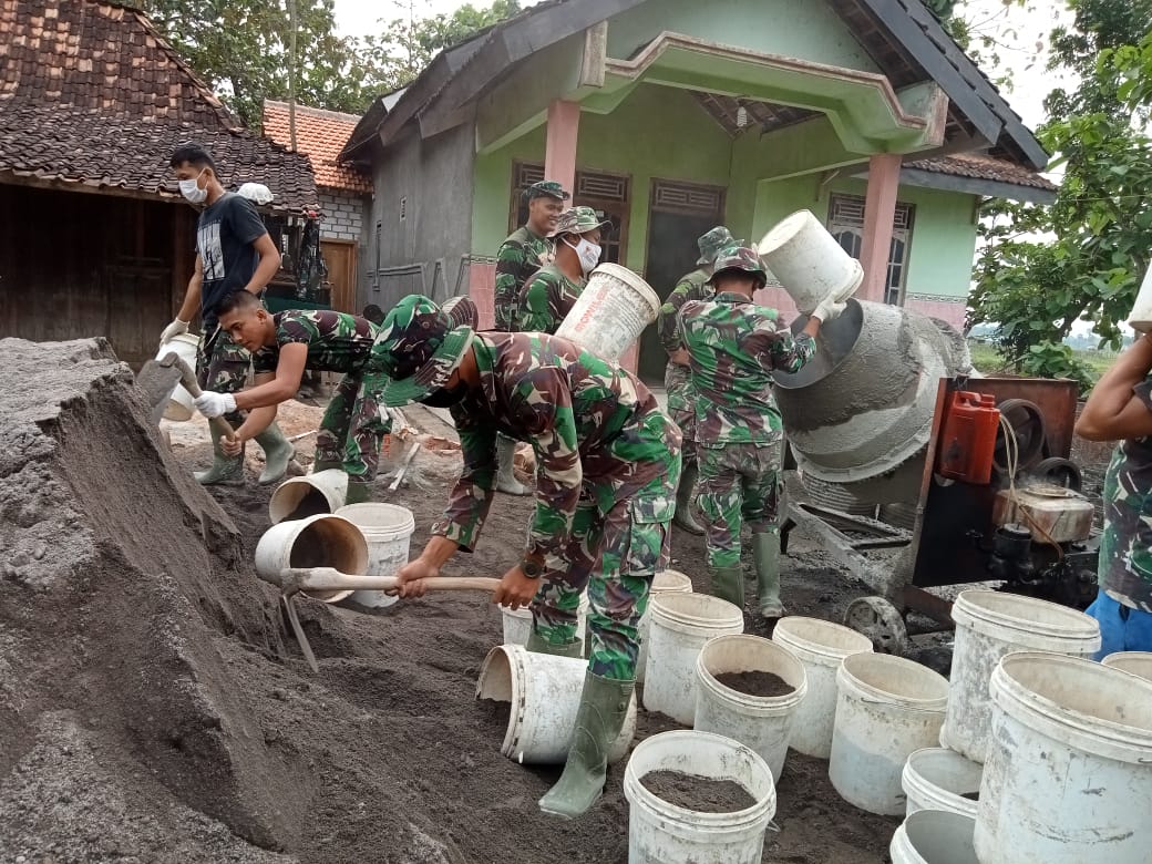 Tanpa Henti Satgas TMMD Kebut Betonisasi Jalan Desa Tamansari