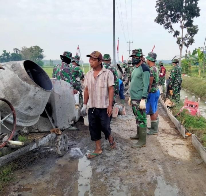 Berpacu Dengan Waktu, TNI Dan Warga Kobarkan Semangat Kerja Dalam Kebersamaan. Berpacu Dengan Waktu, TNI Dan Warga Kobarkan Semangat Kerja Dalam Kebersamaan.